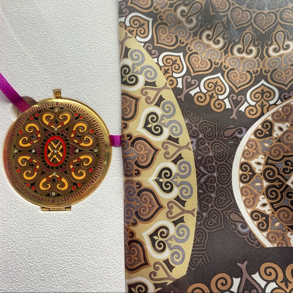 Scarf and mirror gift set - Picture 3 of 7